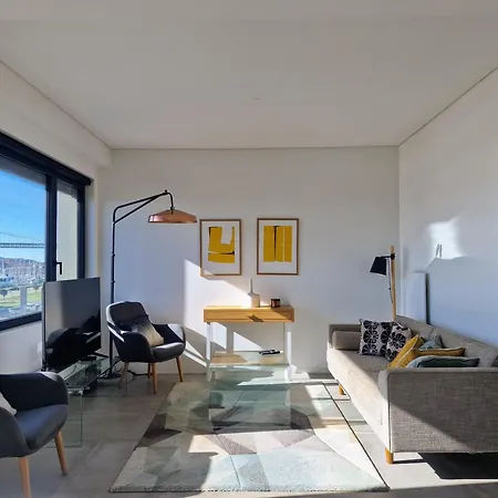 Mbird Riverside 2bd Flat With Garage Apartment