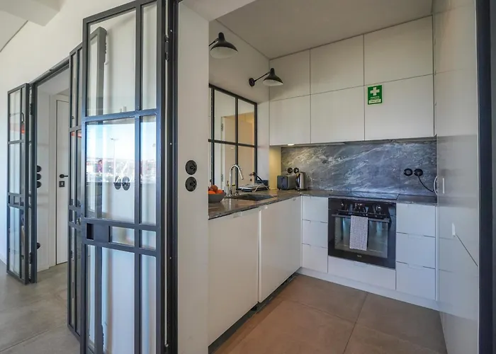 Mbird Riverside 2bd Flat With Garage *